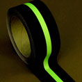 Fita adesiva antiderrapante fotoluminescente.
